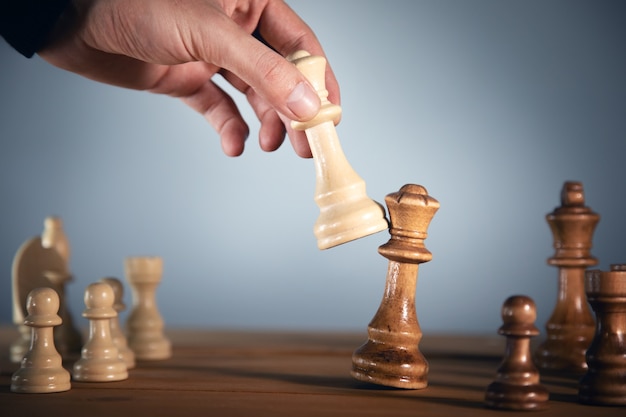 Concept van strategie in het bedrijfsleven - de man speelt schaak