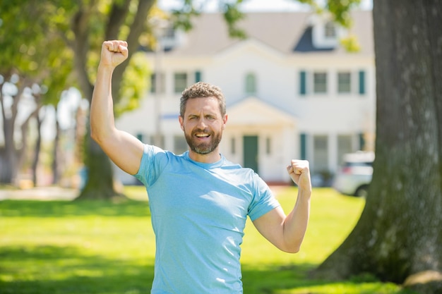 Concept van succes. makelaar bij huis te koop. makelaar die bezoekers verwelkomt.