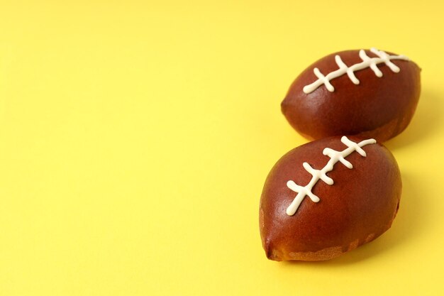 Concept van Super Bowl-snacks op gele achtergrond