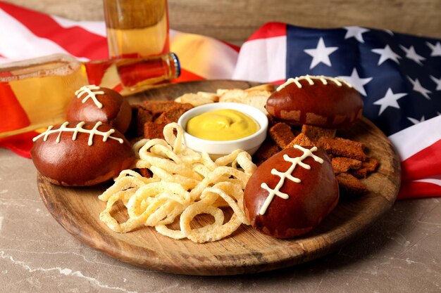 Concept van Super Bowl-snacks op getextureerde tafel