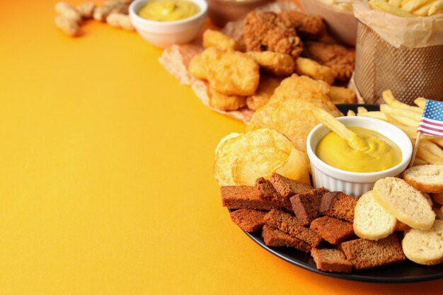 Foto concept van super bowl-snacks op oranje achtergrond