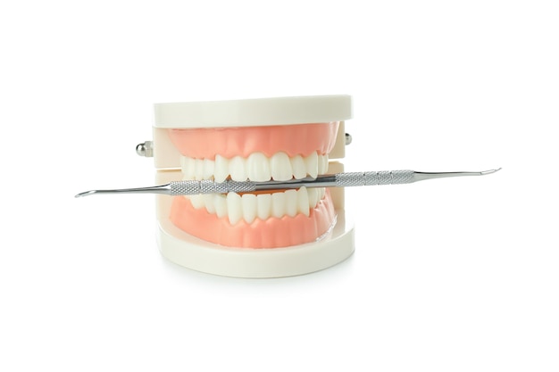 Concept van tandbehandeling en tandzorg die op witte achtergrond wordt geïsoleerd