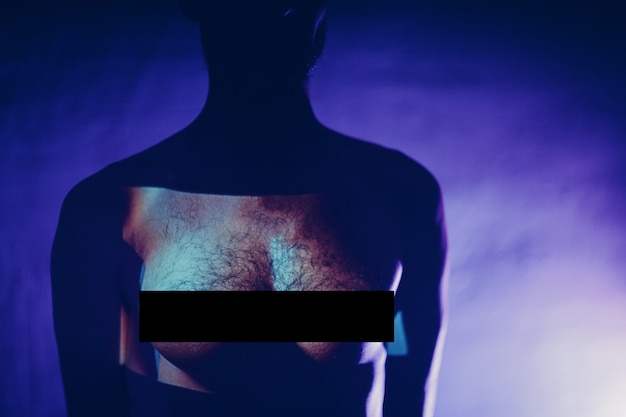Concept van tansgender homo androgyne man chirurgie transplantatie vrouw borst