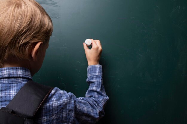 Foto concept van tekenen met krijt op het schoolbord