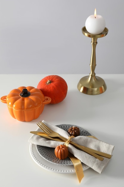 Concept van Thanksgiving day Herfst tafel instelling op witte tafel