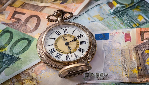 Foto concept van tijd is geld vintage horloge op eurobankbiljetten