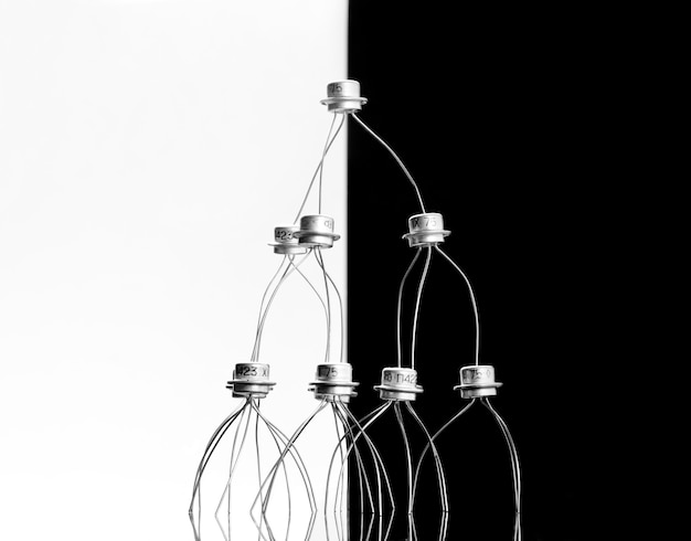 Concept van transistors acrobaten piramide op zwart-wit