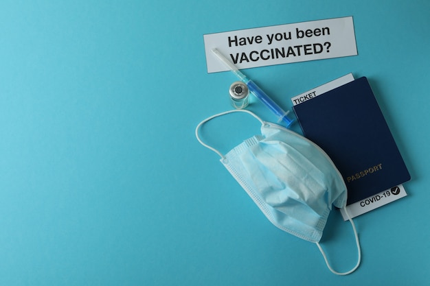 Concept van vaccinatie met tekst ben je ingeënt op blauwe achtergrond