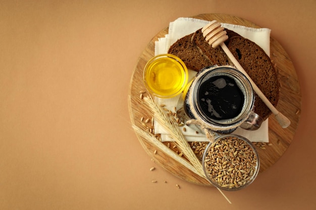 Concept van vers drankje kvass ruimte voor tekst