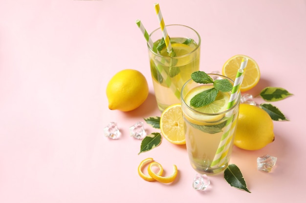 Concept van vers drankje met limonades op roze achtergrond