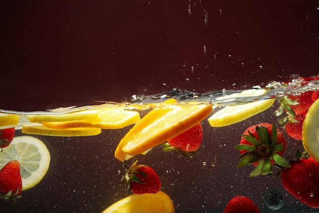 Concept van vers zomerfruit fruit in water