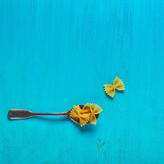 Concept van voedsel, pasta op een blauwe achtergrond