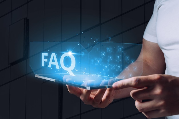 Concept van vragen en antwoorden of FAQ Een holografisch scherm met pictogrammen wordt vastgehouden door een persoon