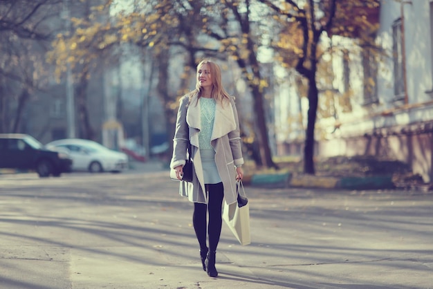 concept van vrouwen winkelen, shopaholic, lopen