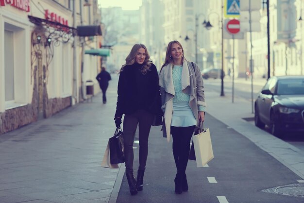 concept van vrouwen winkelen, shopaholic, lopen