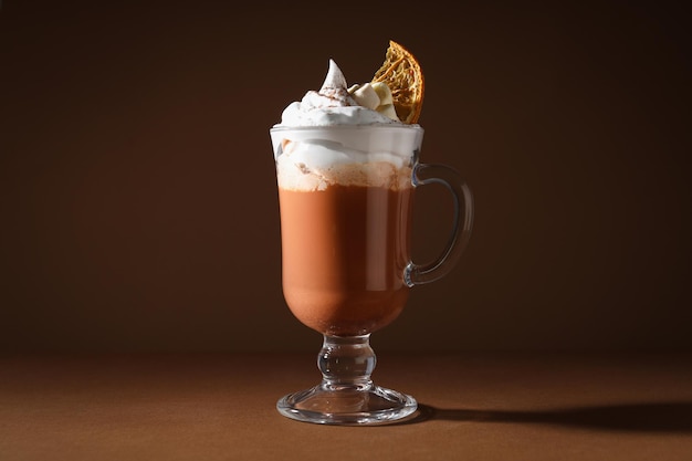 Concept van zoete drank smakelijke cacaodrank met marshmallow