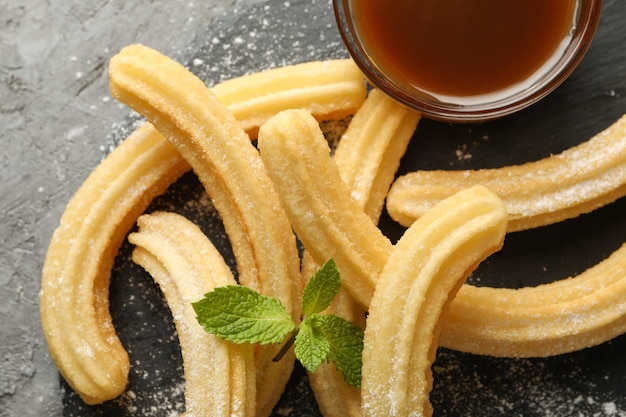 Foto concept van zoete lunch met churros op grijze tafel