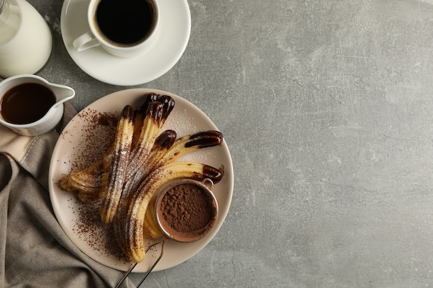 Concept van zoete lunch met churros op grijze tafel