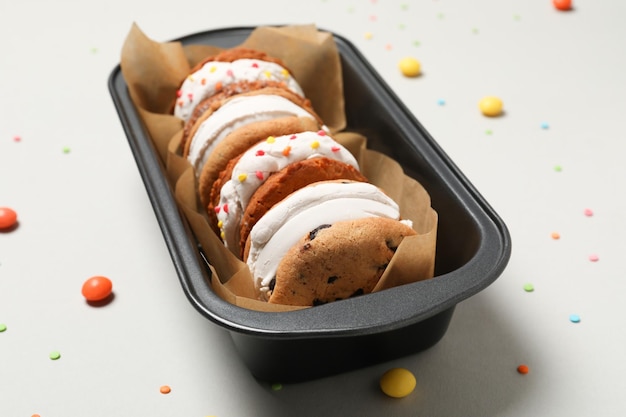 Concept van zoete voedselkoekjes met ijs close-up
