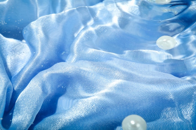 Concept van zomer- en frisheidsdoek in water