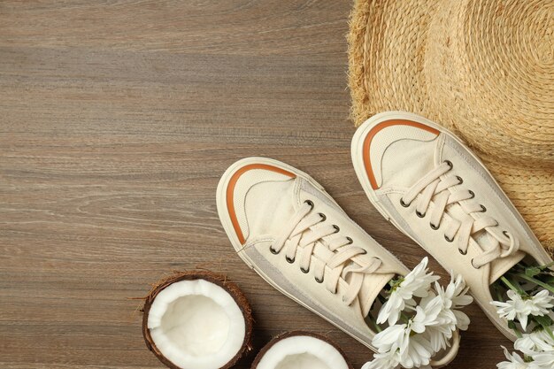 Concept van zomer sneakers op houten achtergrond