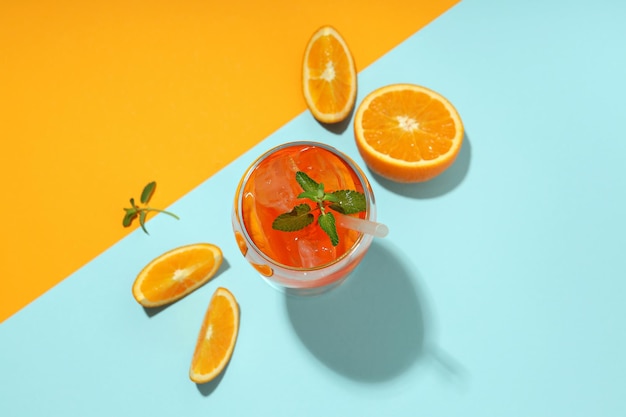 Concept van zomercocktail Aperol Spritz bovenaanzicht