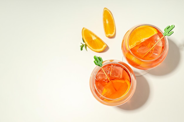 Concept van zomercocktail Aperol Spritz ruimte voor tekst