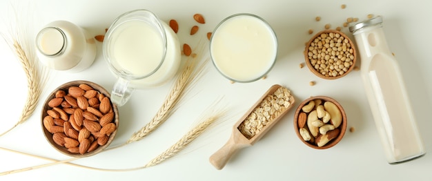 Concetto di latte vegano su bianco, vista dall'alto