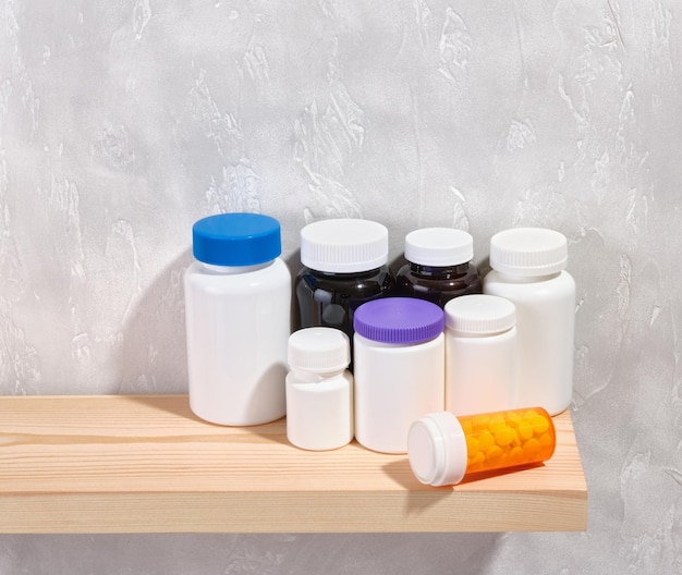 Foto concept voor een gezonde levensstijl verschillende medische potten met pillen en supplementen kopieer ruimte voor tekst
