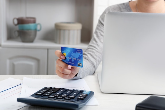 Concept voor internet winkelen handen met laptop en creditcard