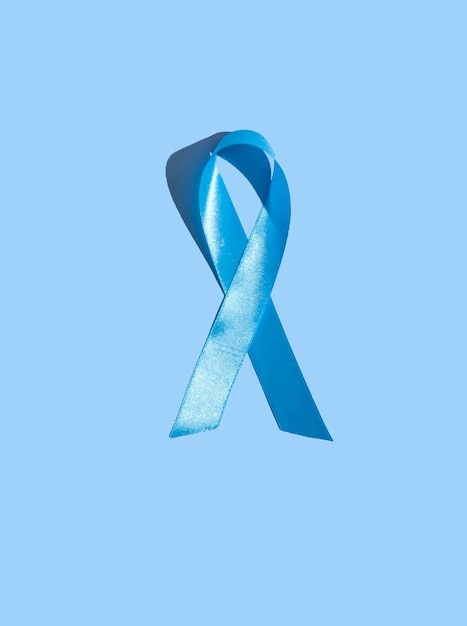 Concept voor wereld diabetes dag 14 november. Symbolische kleurenboog om het bewustzijn op de dag van diabetes op een blauwe achtergrond te vergroten. Detailopname