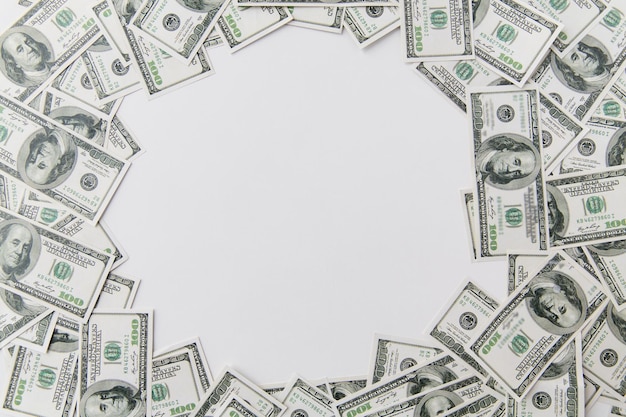 concept voor zaken, financiën, investeringen, sparen en corruptie - close-up van dollargeld op tafel