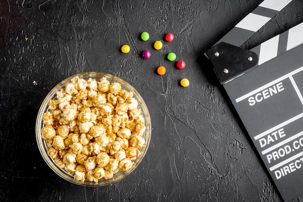 Foto concetto di guardare film con popcorn