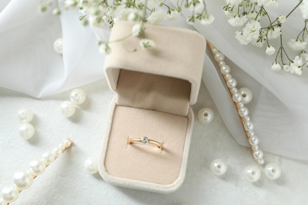 Concetto di accessori da sposa con anello nuziale, primo piano