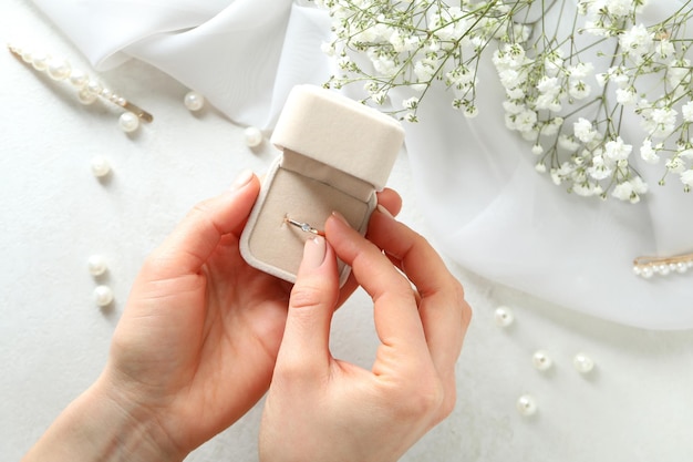 Концепция свадебных аксессуаров с обручальным кольцом, крупным планом