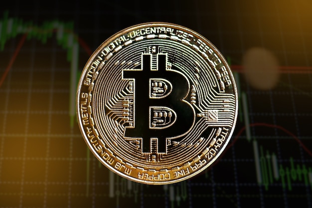 Concetto con bitcoin e grafico a candela