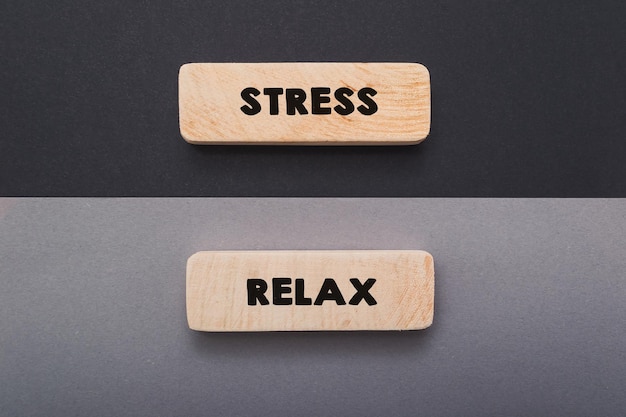 Concept woord stress ontspannen op houten blokken