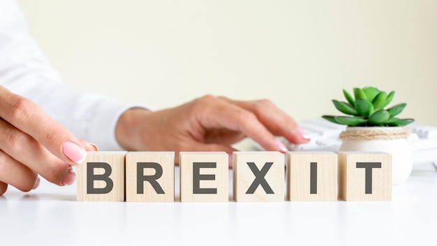 Concept woord vormen met kubus op houten bureau achtergrond - Brexit