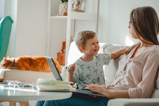 가정 및 가정에서 개념 작업 가족 교육, 어머니는 노트북으로 작업