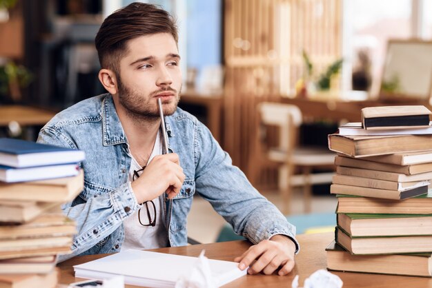 Photo concept of young freelancer working indoors.