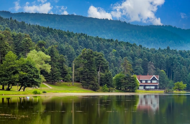 Foto conceptfoto van een reis naar turkije met uitzicht op het meer bolu golcuk