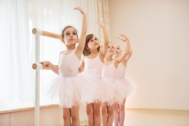 Foto conceptie van kunst kleine ballerina's bereiden zich voor op uitvoering