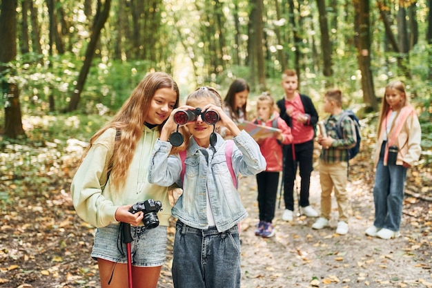 Conceptie van toerisme Kinderen in groen bos op zomerdag samen