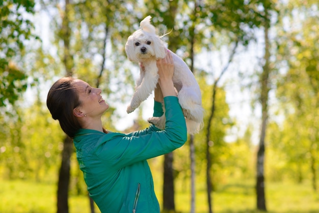 若い女性と彼女の犬との友情についての概念