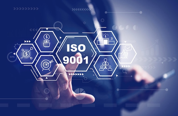 Понятия об iso 9001 Бизнесмен нажимает на виртуальный экран о системе управления качеством Ориентация на клиента Вовлечение людей Процессный подход Системный подход СМК