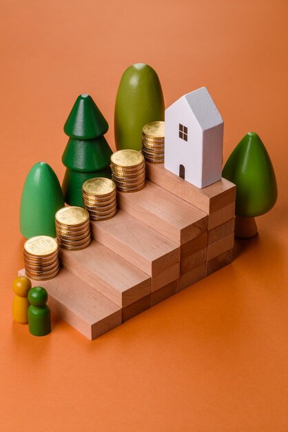 Концептуальная композиция деревянных ступеней с монетами модель дома