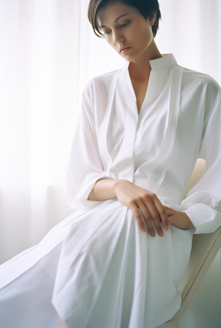 Photo コンセプチュアルな女性 流行の美しい女性 ライフスタイル 美しいモデル 肖像画 服装 スリム ジェネレーティブ ai