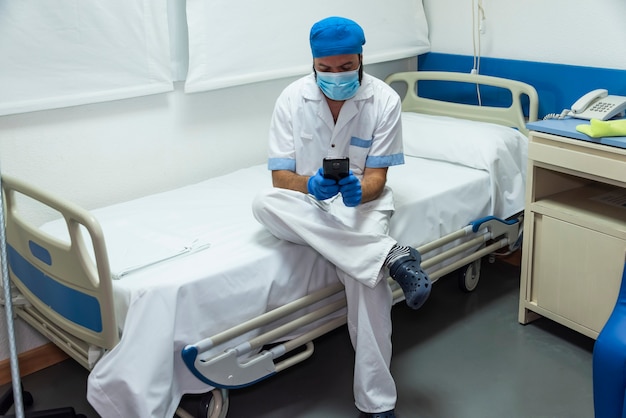 Conceptuele foto van een ziekenhuismedewerker die een patiëntenkamer schoonmaakt