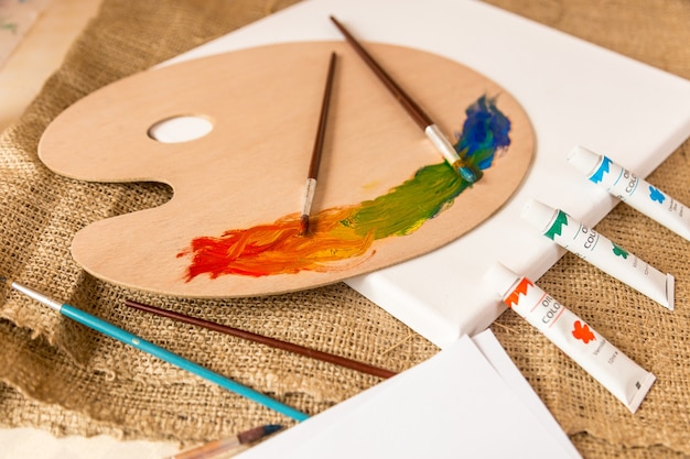 Conceptuele foto van puinhoop op werktafel bij kunstenaarsstudio