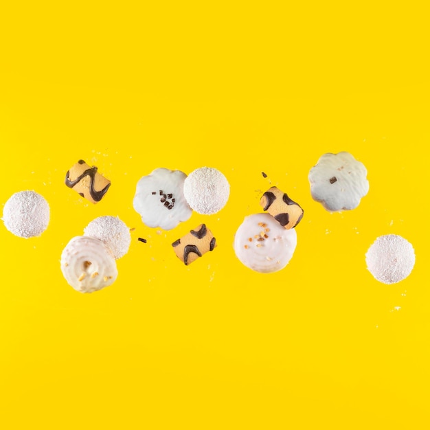 Conceptuele foto vliegende koekjes op een gele achtergrondkopie ruimte levitatie